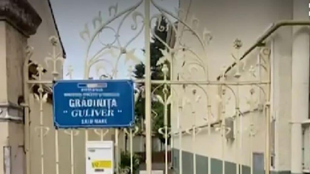 Controversa din prima zi de școală: copii îmbrăcați în uniforme care evocă epoca comunistă la o grădiniță din România