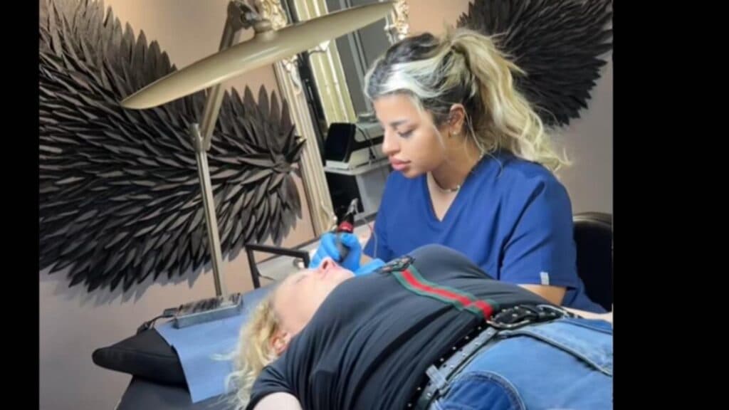 Cosmeticiana necalificată își conturează buzele, chiar și după ce a fost sancționată