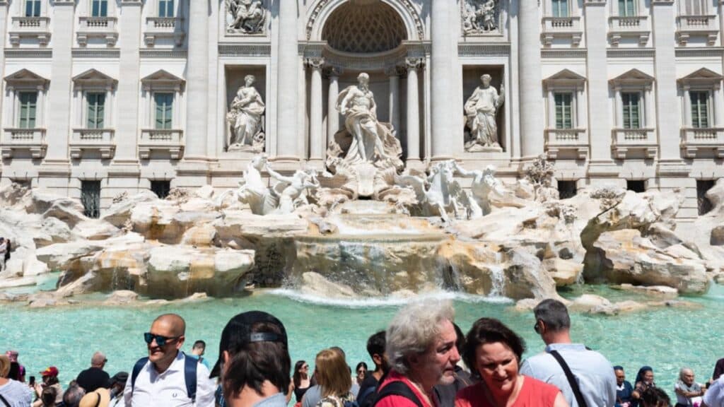 Metode ingenioase prin care o grupare de români a golit buzunarele turiștilor de la Fontana di Trevi din Roma