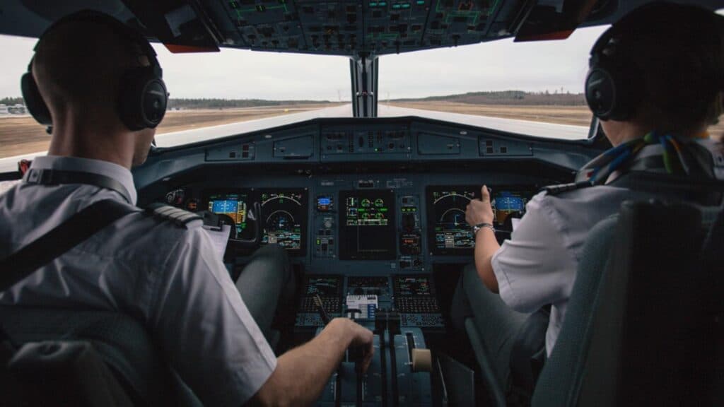 Scandal în aviație: Doi piloți depistați sub influența alcoolului și un însoțitor de bord consumând droguri, după ce o aeronavă cu 103 călători a derapat