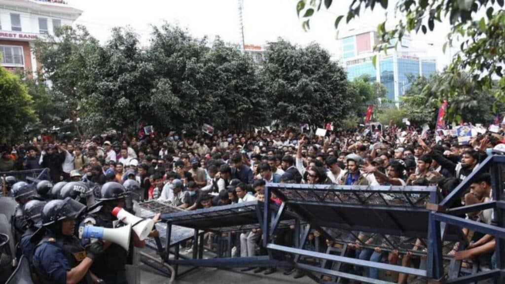 Tragedie în Nepal: 19 vieți pierdute și sute de răniți în urma protestelor împotriva restricțiilor pe rețelele sociale