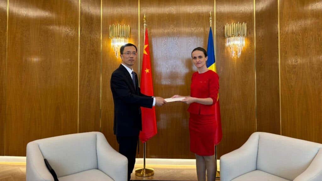 Diplomație în dublu standard! Țoiu îl întâmpină pe ambasadorul Chinei, în ciuda sancțiunilor impuse foștilor premieri români care au vizitat Beijingul