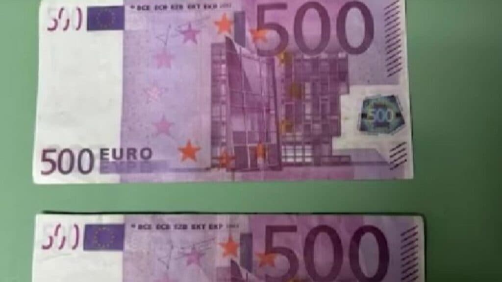 Capturați după ce au păcălit un bărbat cu bancnote false de 500 de euro