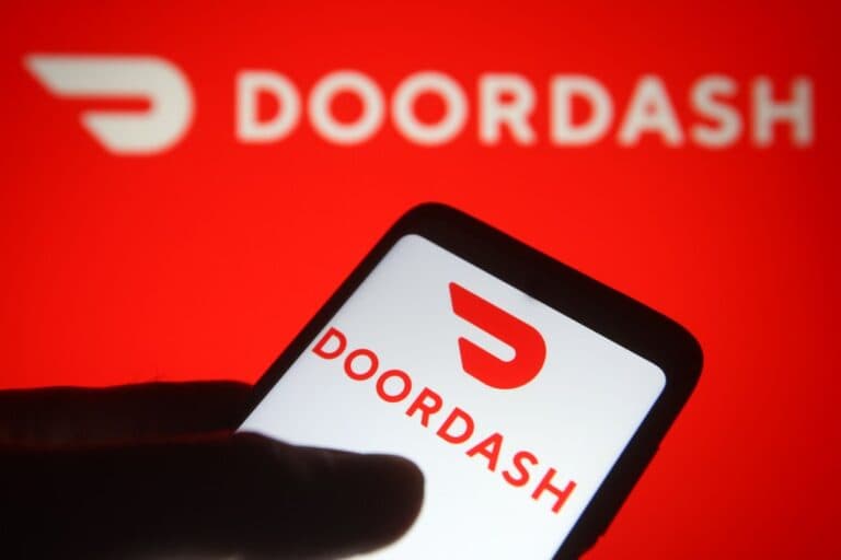 DoorDash lansează un program inovator pentru creatorii de conținut, aducând noi funcționalități și recompense pentru mesele servite la restaurant