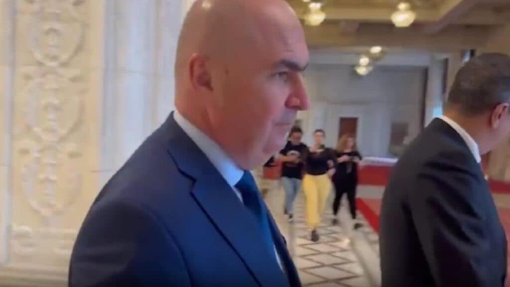 Măsuri guvernamentale pentru restricționarea consumului de apă și hârtie