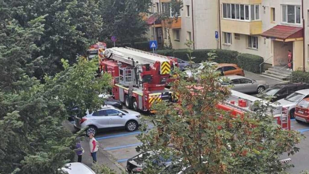 Deflagrație violentă într-un apartament. O femeie a fost transportată la spital cu arsuri severe