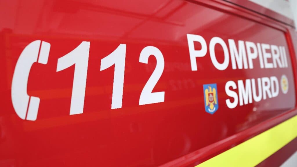 Deflagrație devastatoare și incendiu într-o localitate prahoveană; o bătrână de 72 de ani a fost grav rănită la mâini și la față
