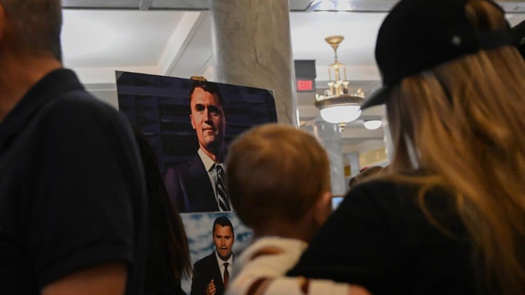FBI: Progres în ancheta privind uciderea influencerului Charlie Kirk. Arma utilizată a fost găsită, dar suspectul rămâne liber