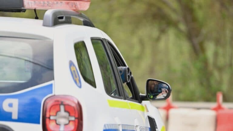 O femeie de 57 de ani, agresată și călcată cu automobilul de partenerul ei: un incident uluitor în mijlocul străzii