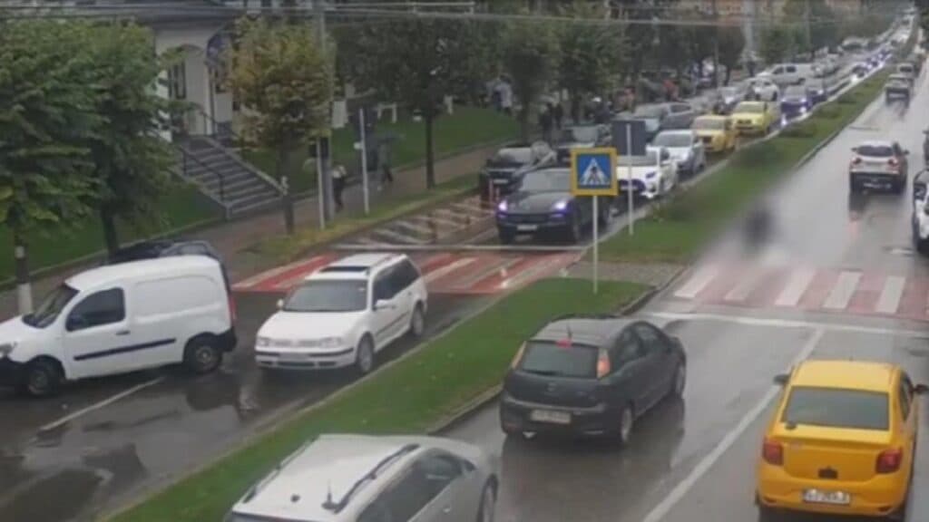 Bătrână de 70 de ani, victima unui accident grav pe trecerea de pietoni, în fața unei instituții de învățământ