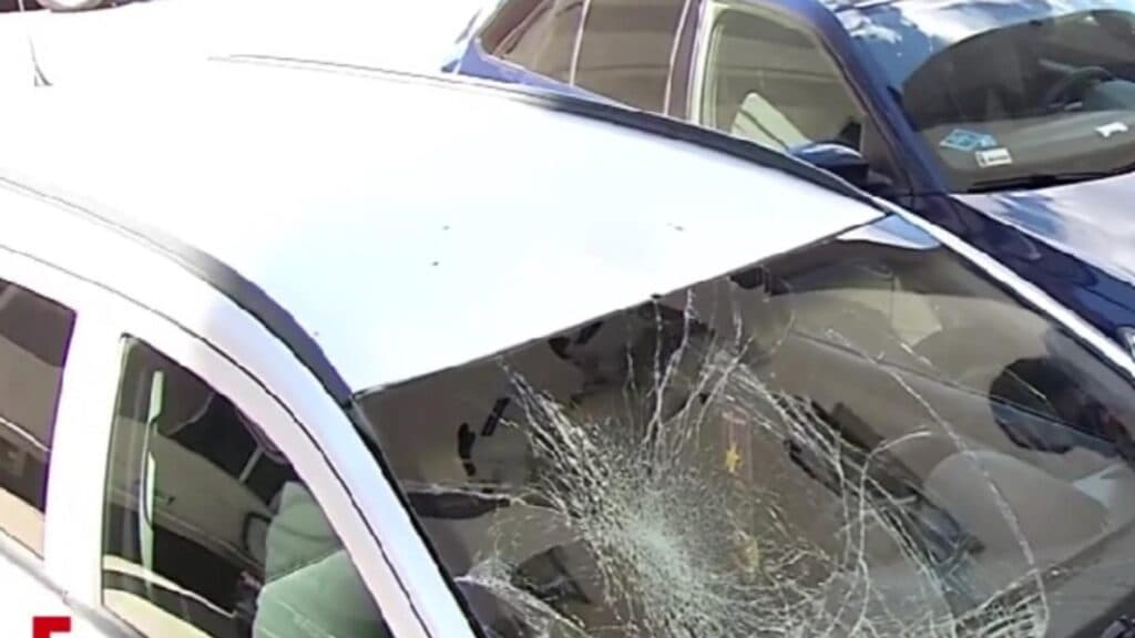 Fetița de doi ani se prăbușește de la etajul patru pe un automobil, iar proprietarul acestuia declară: „Nu am nevoie de nimic.”
