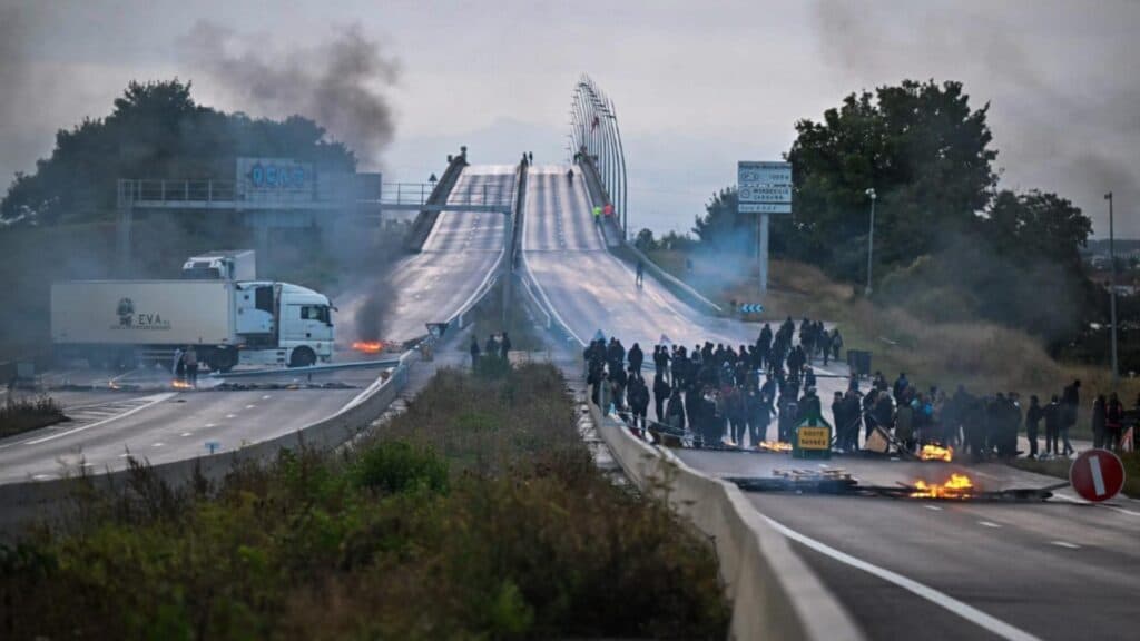 Franța în flăcări: Macron, sub presiune pentru demisie, sindicatele mobilizează protestatarii în stradă