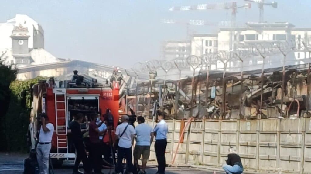 Fumul persistent după incendiul devastator din Sectorul 2 continuă să afecteze regiunea, avertizează primarul Rareș Hopincă