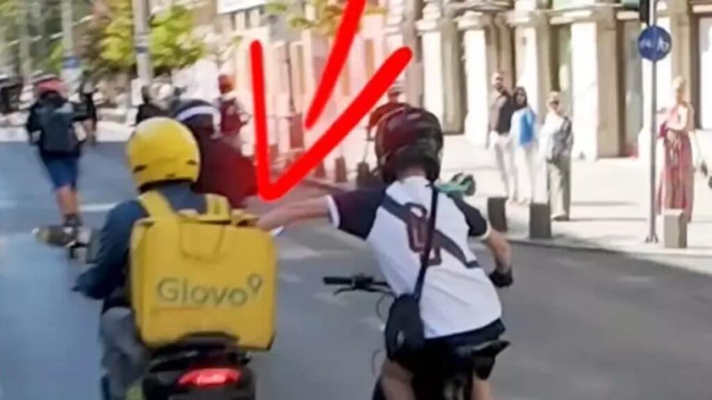 Furt surprinzător în inima Capitalei: un tânăr pe bicicletă a sustras bunuri din geanta unui livrator pe scuter