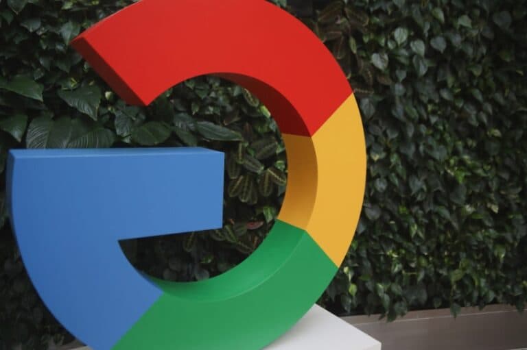 Google evită divizarea și se confruntă cu noi reglementări în procesul de antitrust privind căutările
