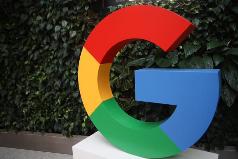 Google colaborează cu o organizație non-profit din Marea Britanie pentru a identifica și elimina imaginile intime distribuite fără consimțământ din căutări