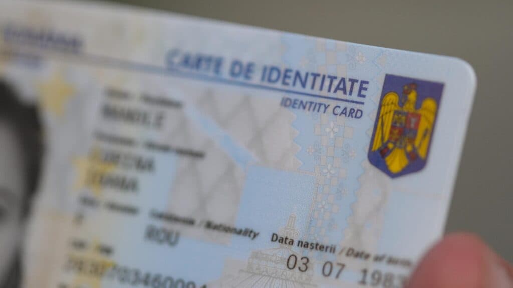 Guvernul Bolojan se confruntă cu dificultăți în introducerea buletinelor cu cip; România ar putea înfrunta amenzi de aproape 300 de milioane de euro din partea UE