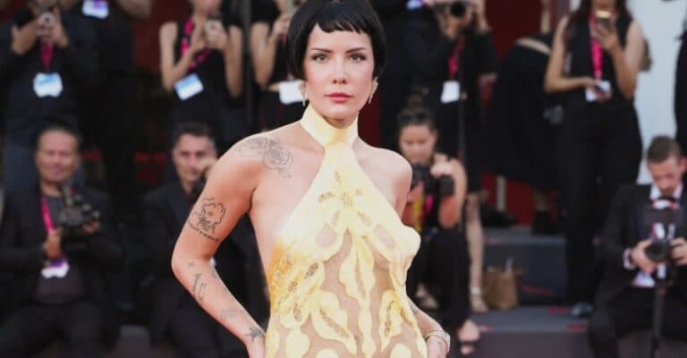 Halsey strălucește pe covorul roșu! A captat atenția la Festivalul de Film de la Veneția