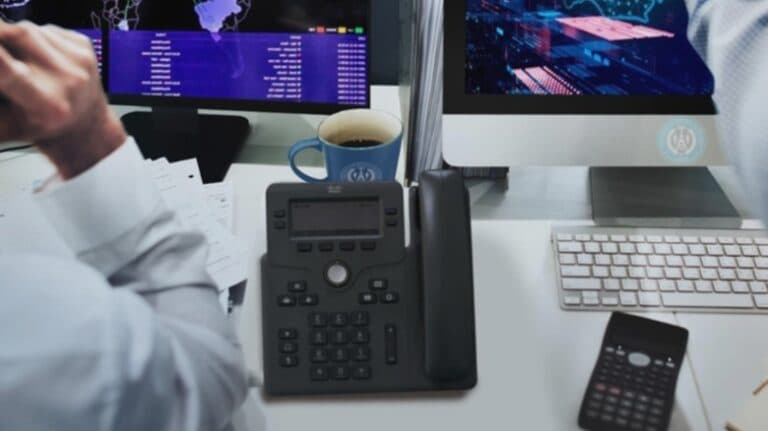 Ascultă oare „băieții cu ochii albaștri” vocile românilor? Declarațiile STS despre interceptarea comunicărilor și impactul asupra alegerilor