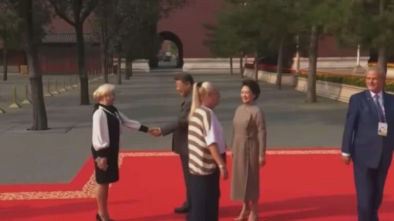 Ilie Bolojan își exprimă opinia după ce Adrian Năstase și Viorica Dăncilă au fost surprinși într-o imagine alături de Vladimir Putin în China