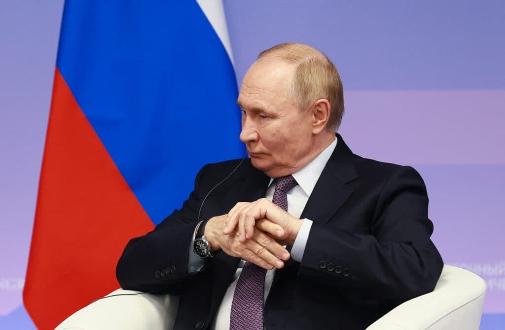 Momente inedite din camera lui Vladimir Putin în timpul vizitei în China. Lavrov întreabă: „Unde s-a dus Labubu?”