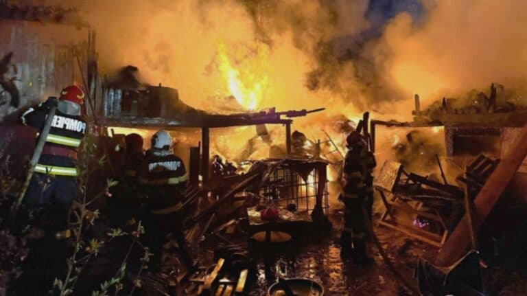 Flăcările devastatoare au cuprins o casă din Botoșani, punând în pericol alte două locuințe