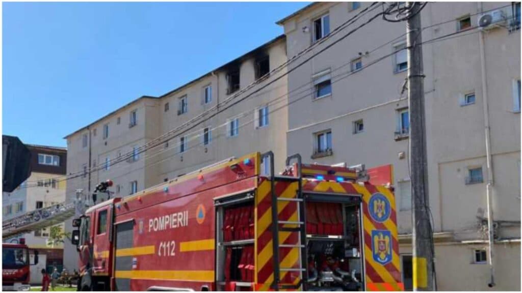 Flăcări devastatoare într-un apartament din Mediaș: 20 de oameni și-au salvat viața evacuându-se singuri