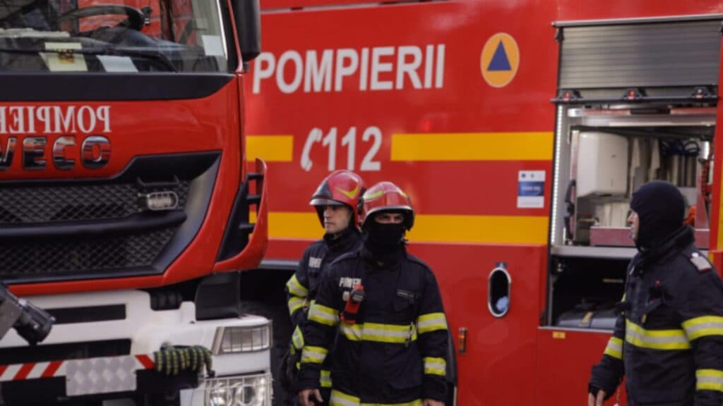 Flăcări devastatoare în județul Satu Mare: o hală de creștere a puilor se află sub asediul focului, punând în pericol alte clădiri industriale
