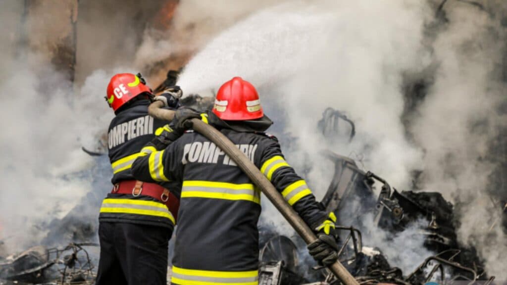 Flăcări devastatoare pe acoperișul școlii din satul Prunaru, județul Teleorman