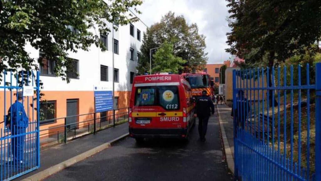 Flăcările au cuprins o școală din Cluj-Napoca, iar 630 de elevi s-au evacuat rapid