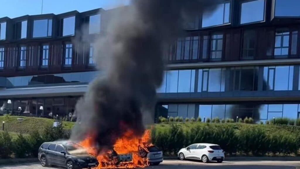 Flăcări devastatoare în apropierea Castelului Corvinilor: trei autoturisme avariate și un bărbat cu răni ușoare