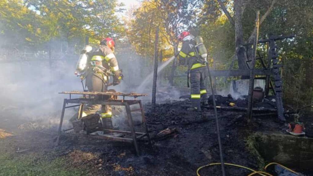 Flăcări devastatoare la o cabană din Parâng: pompierii au străbătut drumul pe jos din cauza accesibilității dificile