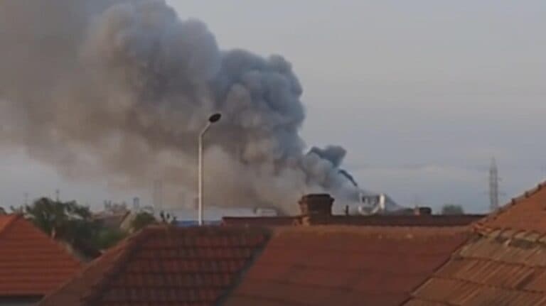 Flăcări devastatoare la fabrica Kronospan din Sebeș: explozii puternice și răniți – Activarea Planului Roșu de Intervenție
