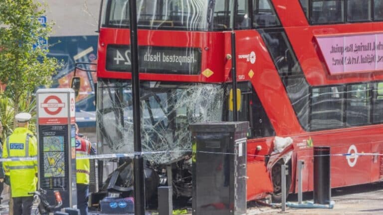 Accident de amploare în inima Londrei! Autobuz supraetajat a lovit pietonii: 17 persoane rănite – Martor: “Strigătele oamenilor au fost terifiante.”