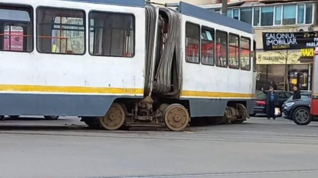 Incident surprinzător în București: un tramvai a ieșit de pe șine, provocând un incendiu, după ce o trotinetă electrică a fost aruncată pe căile ferate