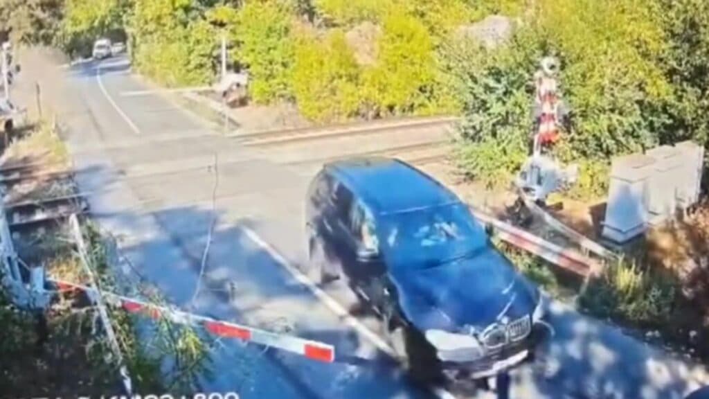 Imprudența la calea ferată din Pasărea: cinci persoane transportate la spital după un incident provocat de un șofer grăbit