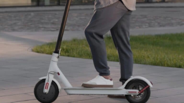 Nebunie sau plan bine pus la punct? O femeie surprinsă în momentul tăierii frânelor unei trotinete electrice