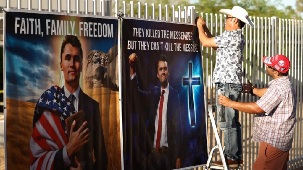 Incident șocant la ceremonia de înmormântare a lui Charlie Kirk: un impostor în uniformă pătrunde pe stadion