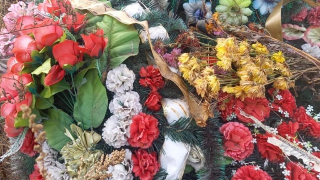 Cimitire ecologice la Timișoara: Primăria lui Fritz propune interzicerea coroanelor și florilor din plastic