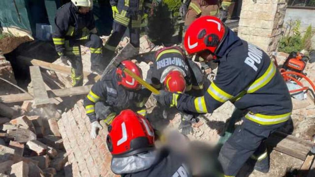 Pompierii din Câmpina au intervenit rapid pentru salvarea a doi oameni surprinși sub un zid prăbușit