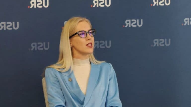 Dublul standard al reziștilor: deputata USR care susține restructurările din administrație încasează lunar 55.000 de lei