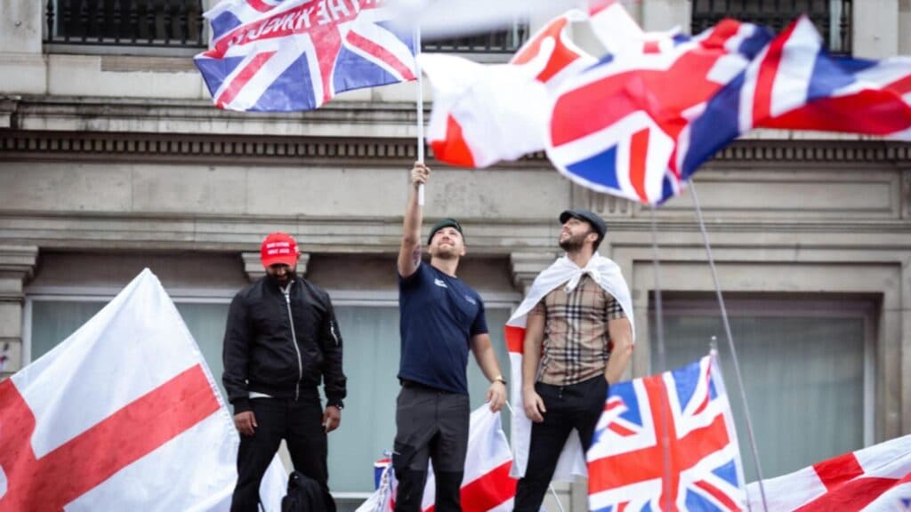 Londra în flăcări: Zeci de mii de protestatari își fac auzite vocile în stradă, între susținătorii refugiaților și cei împotriva imigrației