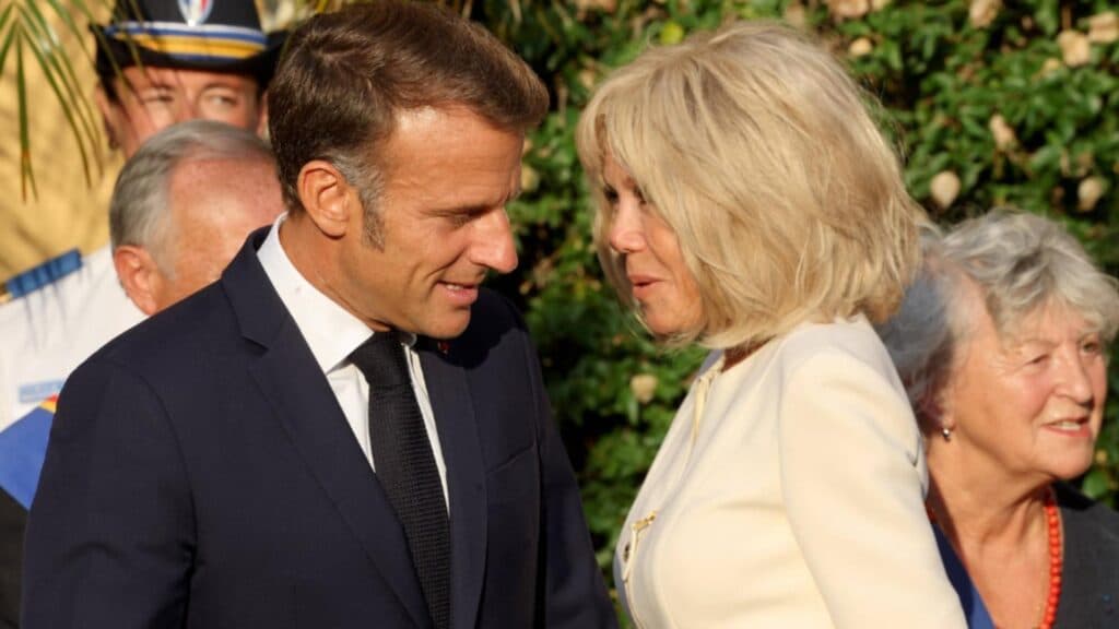 Macron, obligat să demonstreze în instanță că soția sa este femeie, cu ajutorul dovezilor științifice și al imaginilor relevante