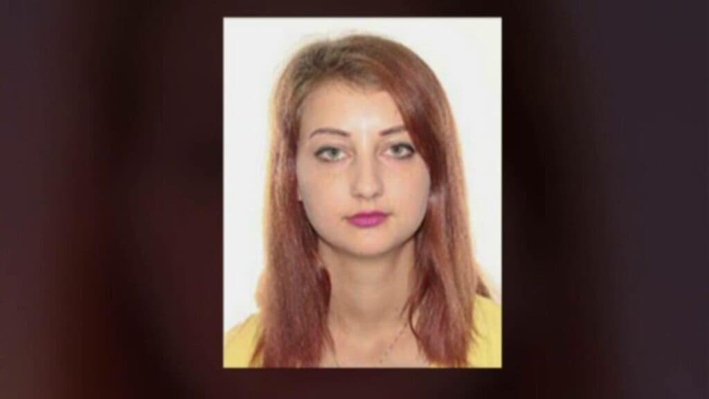Mama copilului decedat din cauza nefolosirii scaunului auto a fost dată în urmărire după ce a fost condamnată la patru ani de închisoare. Aceasta se prostitua, iar partenerul ei îi aducea clienți