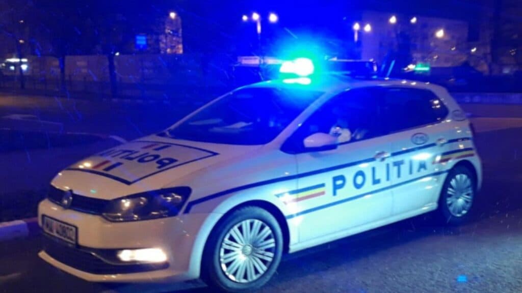 Accident rutier în Gorj: o mașină de poliție a fost implicată, iar un agent a fost transportat la spital