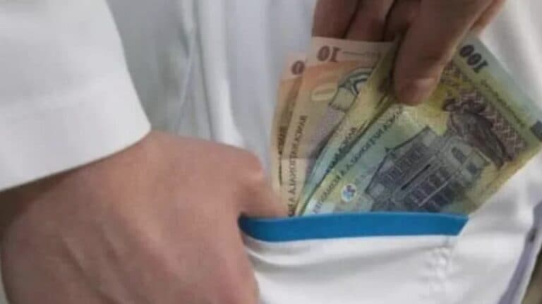 Doctor din Timiș, prins de procurori pentru că a acceptat mită de la 32 de pacienți pe parcursul unui an