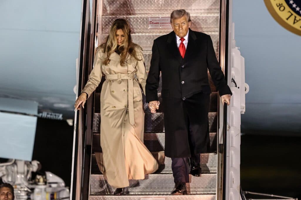 Melania Trump a captat atenția în Marea Britanie cu stilul său. Care este prețul paltonului purtat de prima doamnă?