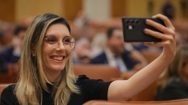 Ministra rezist: „În mod obișnuit, această coaliție nu ar avea cum să supraviețuiască.”