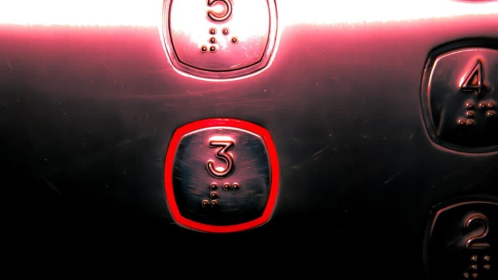 O poveste impresionantă: Un bărbat de 75 de ani înfruntă patru zile de captivitate într-un lift