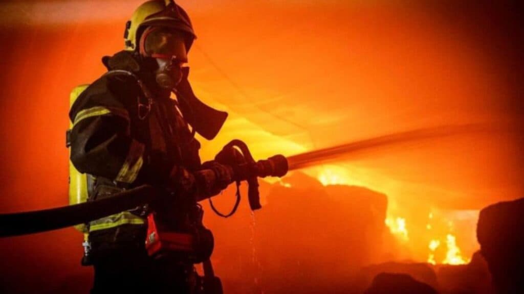 Flăcările mistuie un monument istoric. Intervenția a 6 autospeciale la locul incendiului